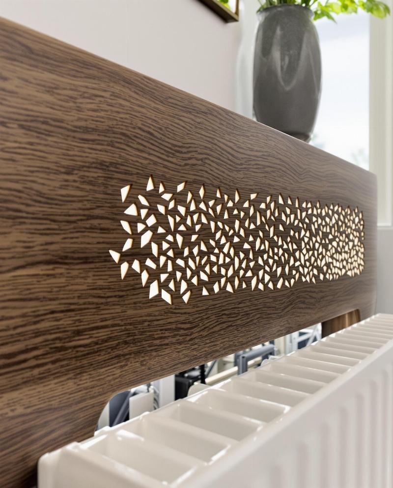 Radiateur en fonte blanc satiné, intégré discrètement dans un salon moderne et lumineux