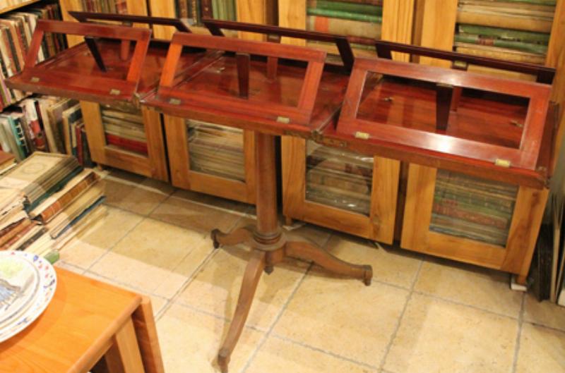 Anciennes partitions de musique classique française sur un pupitre