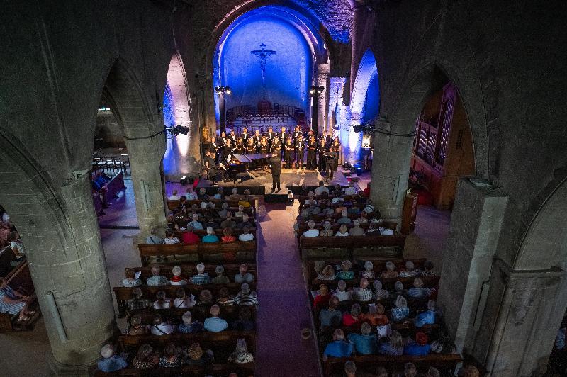 Public attentif lors d'un récital de mélodie française, en salle de concert