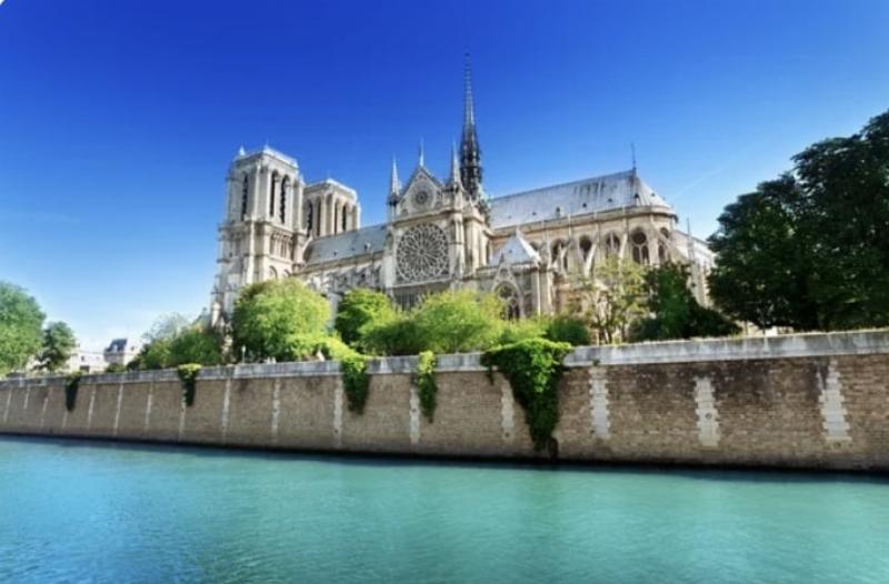 La reconstruction de la cathédrale Notre-Dame de Paris, symbole de résilience et d'artisanat