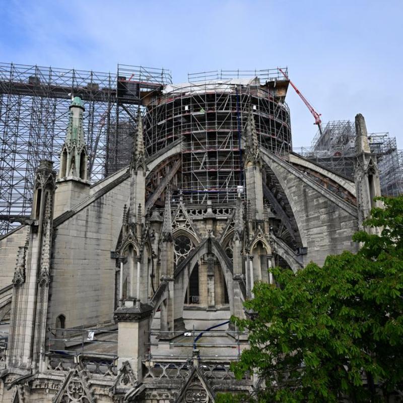 La flèche de Notre-Dame de Paris, restaurée et dressée vers le ciel, symbolisant la reconstruction et la réouverture Notre-Dame de Paris 2024