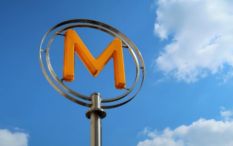 Reconstruction de Notre-Dame de Paris, avec l'architecte en chef supervisant les travaux sur la flèche, symbolisant la résilience et l'ingénierie moderne.