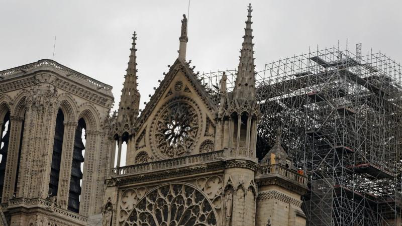 Les travaux de reconstruction de Notre-Dame de Paris, symbolisant l'espoir et la renaissance après l'incendie, avec des échafaudages et des grues autour de la structure