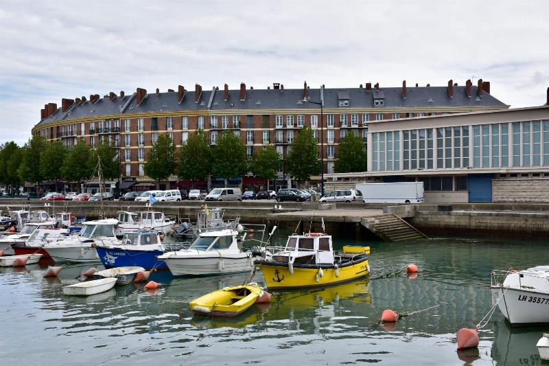 Un exemple de reconstruction urbaine en France après-guerre, témoignant de l'architecture de la période moderne