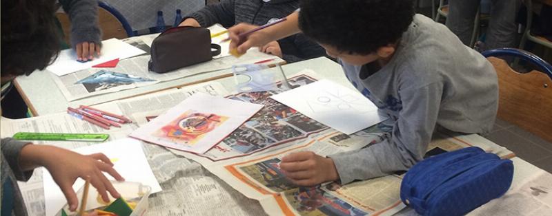 Enfants créant des objets d'art avec des matériaux recyclés, activité arts visuels CE1 facile