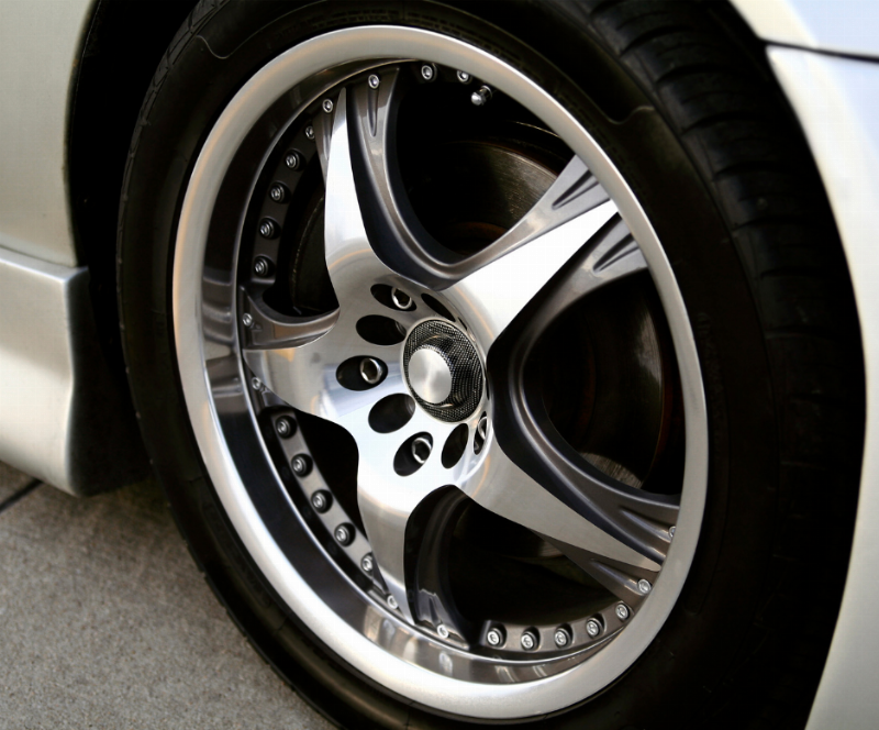 Jantes de voiture rénovées avec de la peinture, apparence neuve et élégante