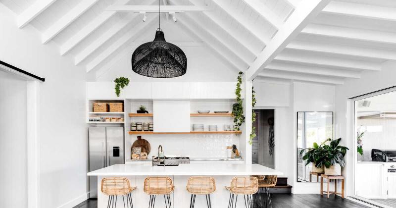 Transformation élégante d'un sol lino terne en un revêtement lumineux et moderne avec la peinture sol lino, avant et après.