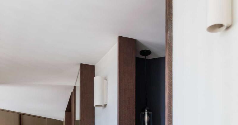 Intérieur rénové d'une maison d'architecture mid-century moderne avec mobilier design français