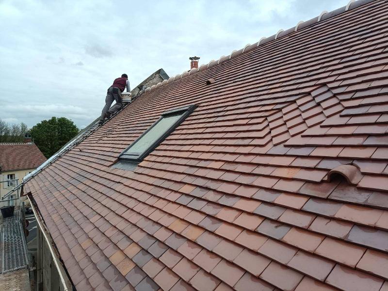 Rénovation toiture avec couleur traditionnelle, améliorant l'esthétique d'une propriété en France