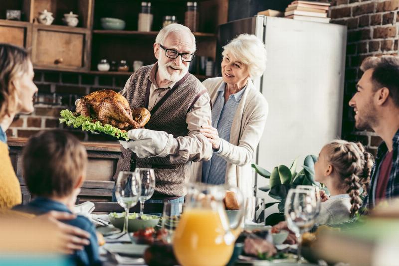 Repas de famille traditionnel lors des fêtes françaises, symbolisant le partage et la convivialité