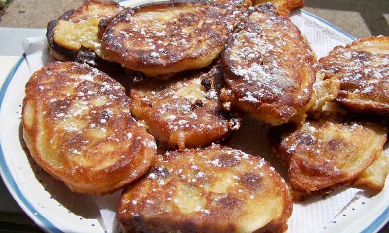 Plat de truffade fumante et délicieuse, spécialité auvergnate, servie dans un restaurant de Clermont-Ferrand.