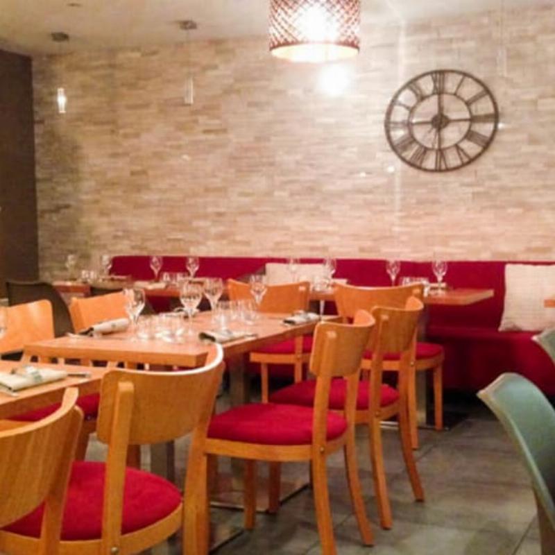 Intérieur d'un restaurant moderne et accueillant à Clermont-Ferrand, ouvert le lundi, montrant un design contemporain et une lumière douce.