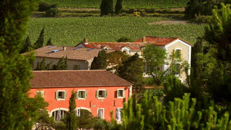 Cadre élégant du restaurant Domaine de l'Hospitalet avec vue sur les vignobles et la mer Méditerranée