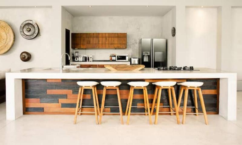 Découvrez l'ambiance chaleureuse et rustique d'un restaurant typique de L'Hospitalet-près-l'Andorre