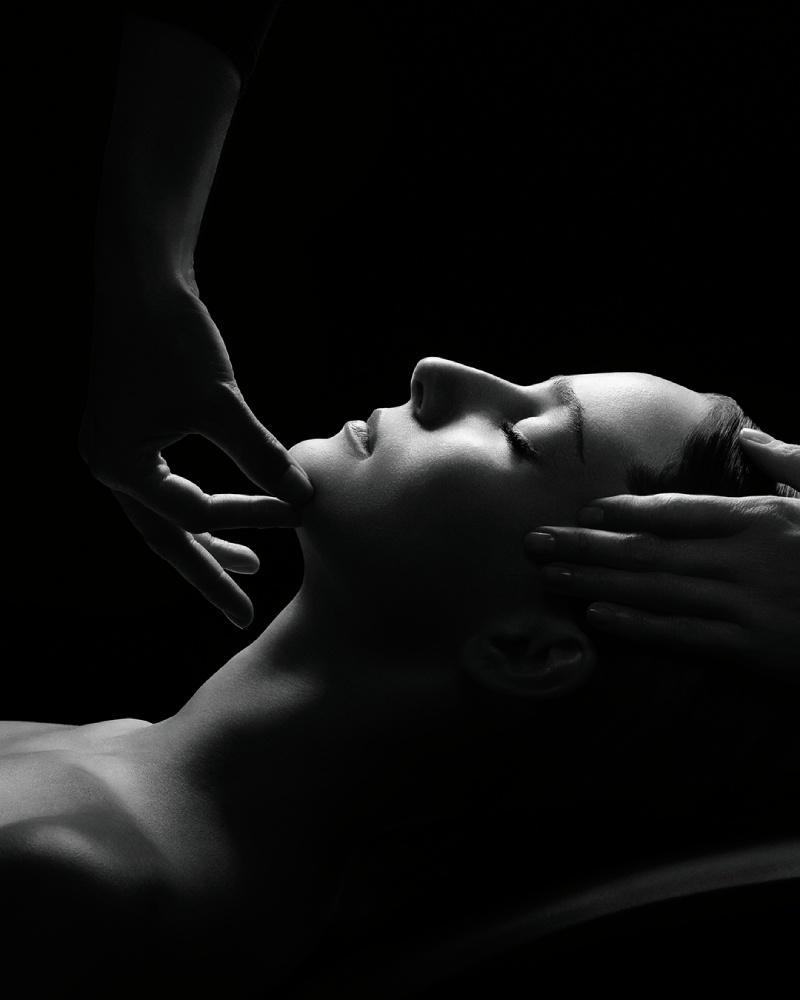 Femme recevant un massage relaxant dans un restaurant spa en Belgique