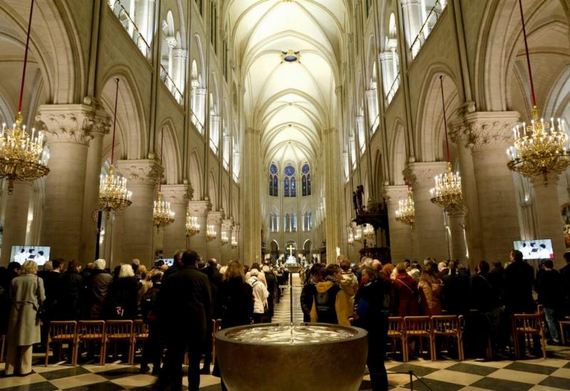 Messe symbolique célébrée au cœur de Notre-Dame restaurée, un moment d'espoir