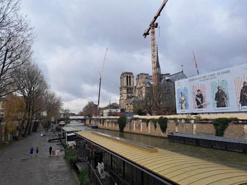 Vue du chantier de restauration de la Cathédrale Notre-Dame de Paris, avec échafaudages et grue