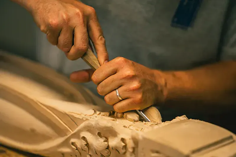 Restauration de peinture sur bois : Préservation du patrimoine français