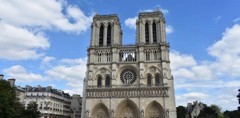 Restauration de vêtements liturgiques de Notre-Dame après l'incendie