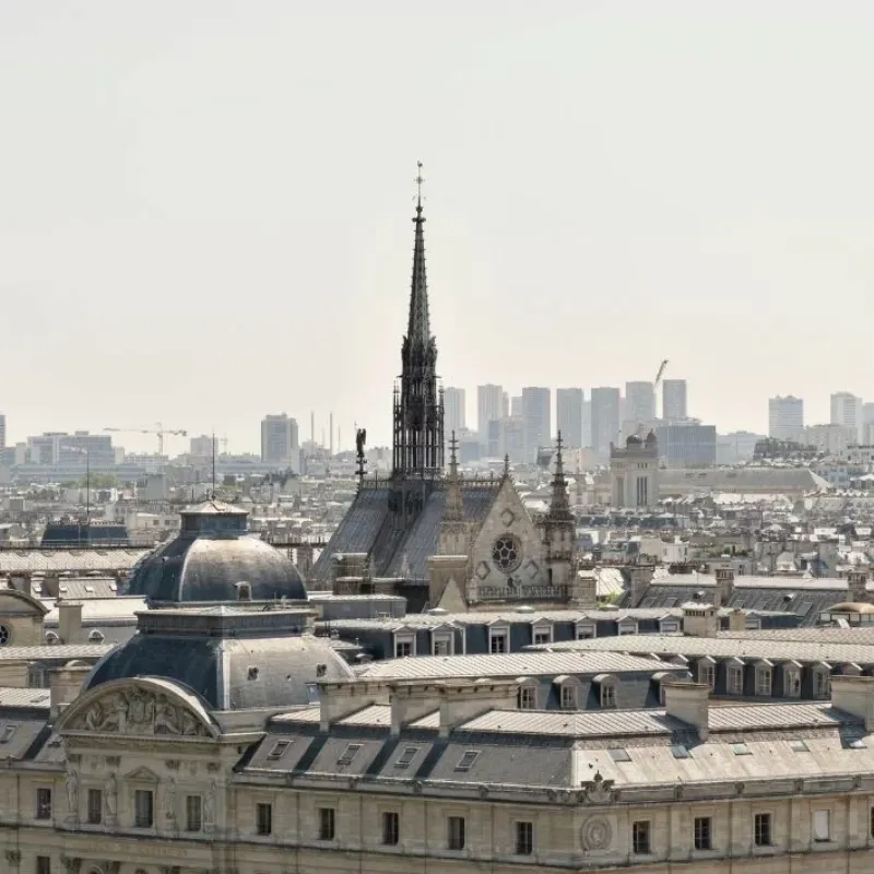 Les vitraux restaurés de Notre-Dame de Paris, rayonnant de lumière après la cérémonie d'ouverture. 