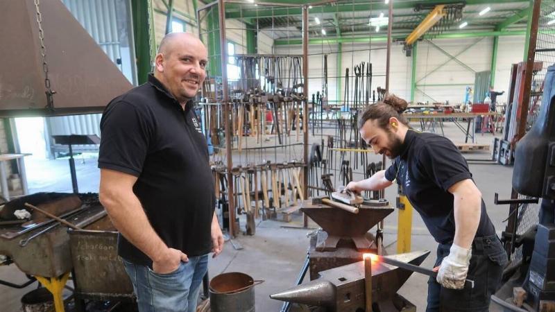 Artisans travaillant à la restauration des vitraux de Notre-Dame après l'incendie.