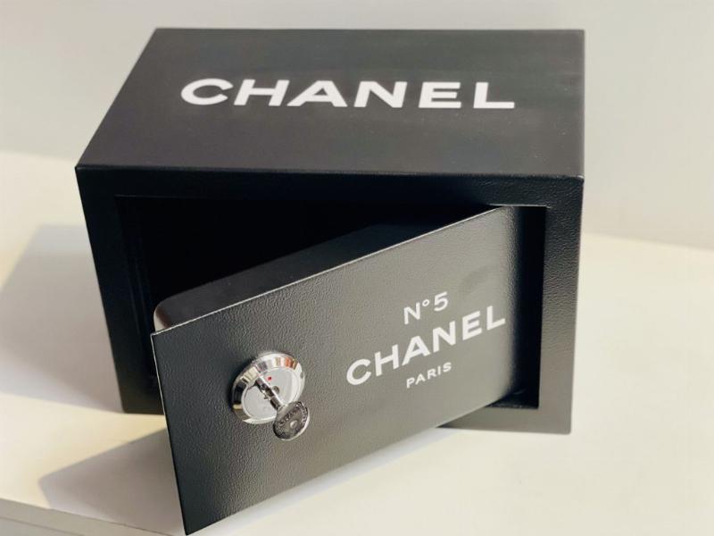 Le Penseur de Rodin, chef-d'œuvre de la sculpture française en bronze, symbolisant la réflexion humaine.