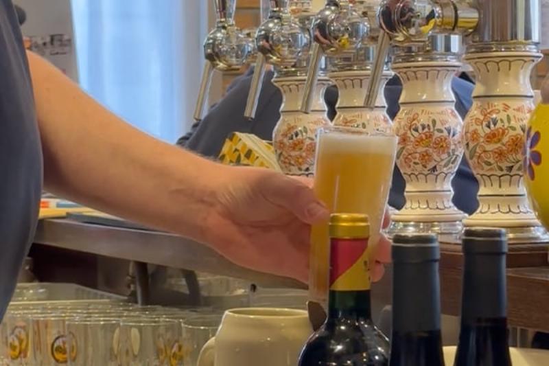 Un intérieur de style français rénové avec des couleurs apaisantes, mettant en évidence un mur fraîchement peint au rouleau, évoquant le bien-être