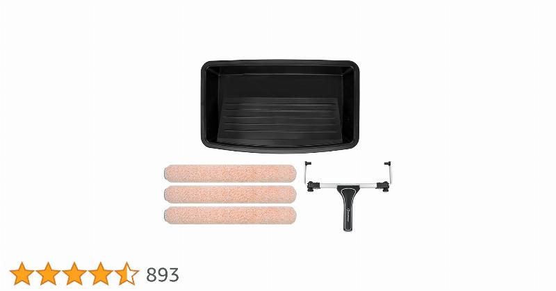 Un peintre français utilise un rouleau de peinture large pour une application uniforme sur un mur blanc, démontrant l'efficacité du rouleau de peinture large.