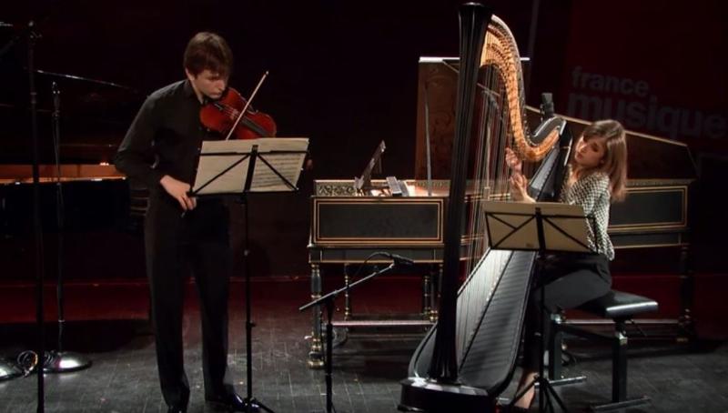 Interprétation énergique du Rondo Capriccioso de Saint-Saëns par un violoniste virtuose sur scène