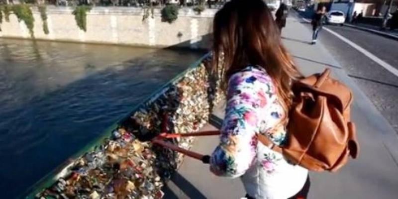 Couple amoureux, pont des Arts, célébration Saint-Valentin à Paris