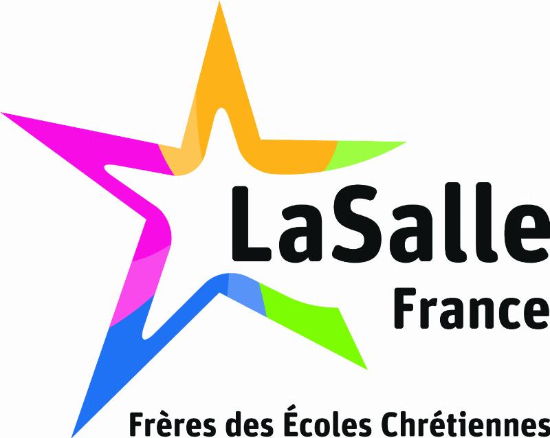 Intérieur majestueux d'une salle de concert à Brest, prête à accueillir un concert musique classique Brest captivant