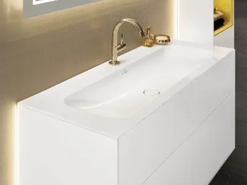 Une salle de bain harmonieuse combinant le travertin avec une peinture aux teintes naturelles, reflétant un style de design d'intérieur français raffiné.