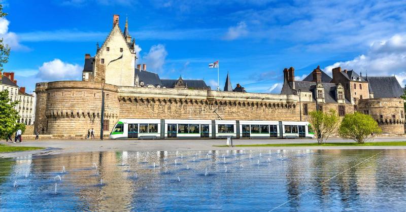 Vue intérieure d'une salle de concert à Nantes, ambiance feutrée pour musique classique