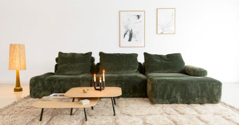 Salon cosy avec murs gris vert et lumière tamisée pour une ambiance feutrée