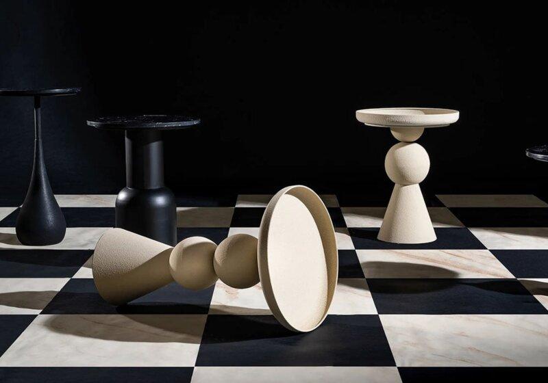 Un salon cosy et lumineux avec murs peints à la chaux couleur lin, mobilier contemporain et accents de plantes vertes.