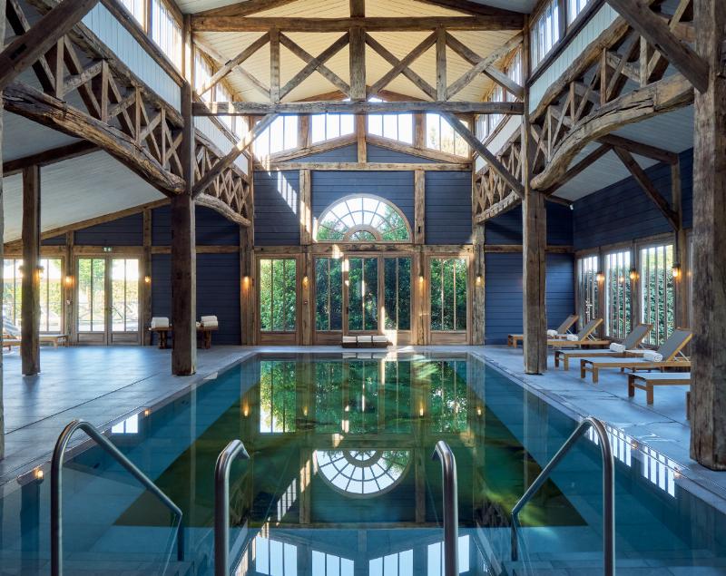 Salon de détente élégant dans un centre de bien-être yoga art de vivre français