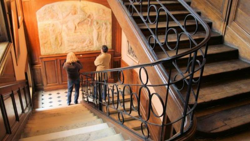 Salon littéraire parisien avec Victor Hugo lisant Les Chants du Crépuscule et discussion critique