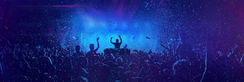 Scène musicale électronique française avec DJ et jeux de lumière futuristes