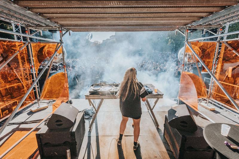 Scène de musique électro française lors d'un festival en plein air vibrant