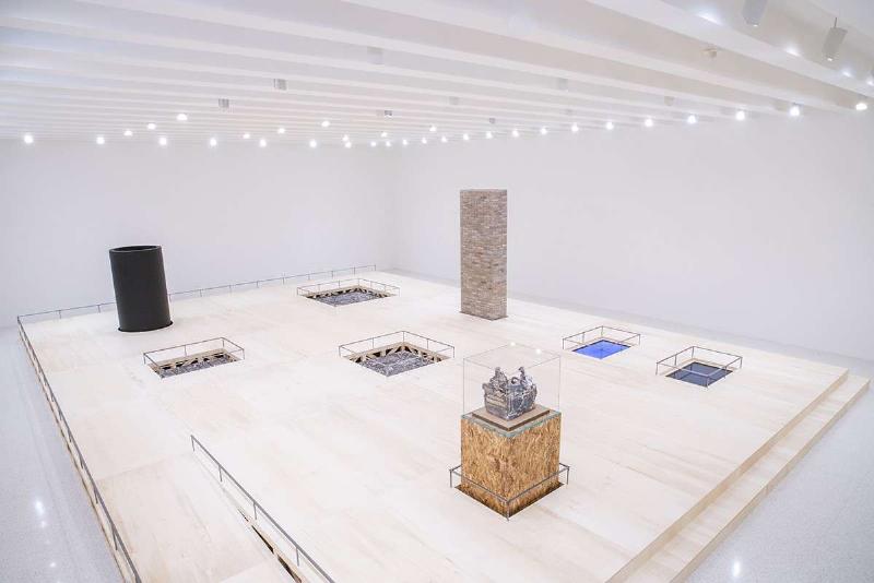 Installation sculpturale contemporaine captivante aux États-Unis