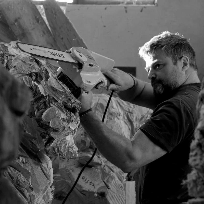 Portrait d'un sculpteur sur bois artiste français contemporain dans son atelier