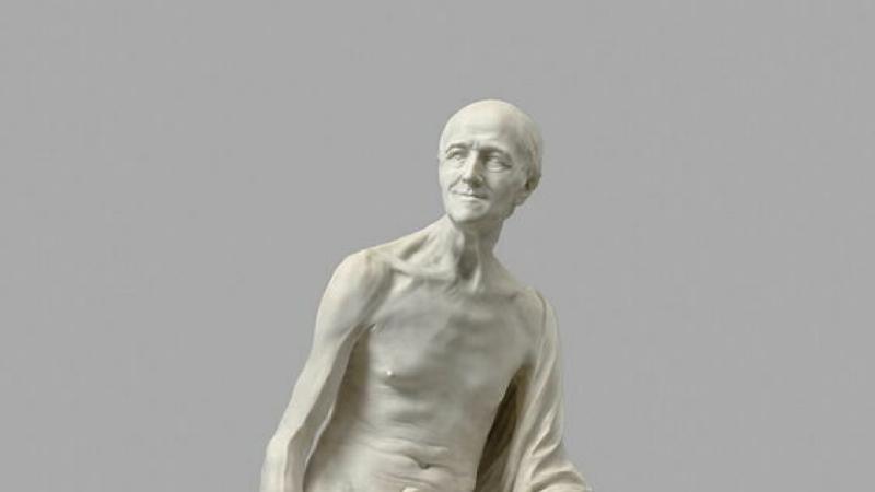 Sculpteur français contemporain inspiré par Rodin, travaillant sur une œuvre abstraite