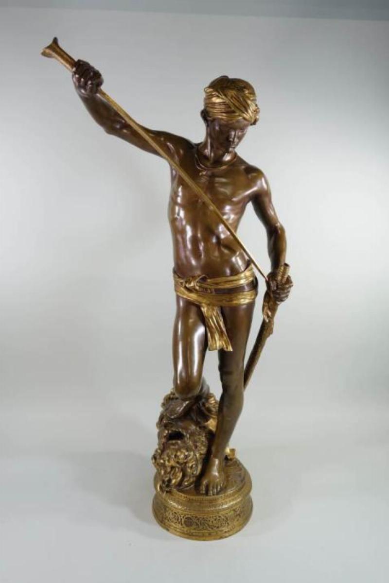 Détail d'une sculpture en bronze Cartier, mettant en avant la richesse de la patine