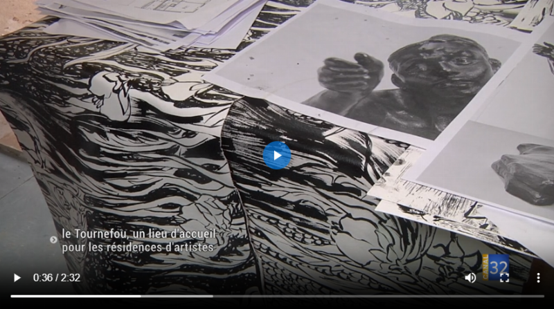 Un sculpteur moderne travaillant dans son atelier, s'inspirant de Rodin pour l'expression humaine