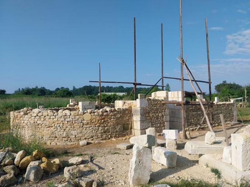 Sculpteur sur pierre médiéval façonnant une gargouille de cathédrale française
