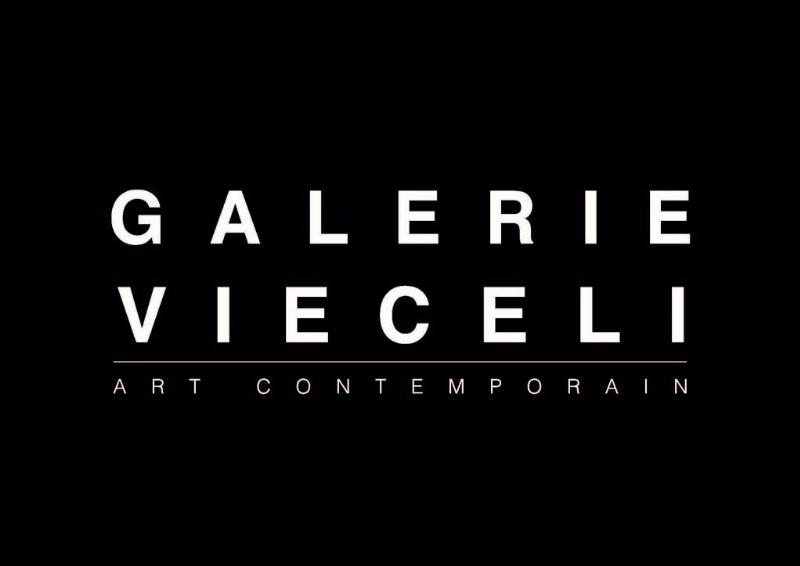 Exposition de sculptures abstraites contemporaines dans une galerie lumineuse