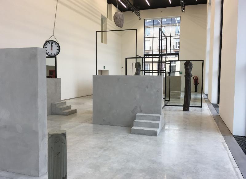 Sculpture en acier contemporaine, lignes épurées, esthétique industrielle, transformation artistique, art moderne.