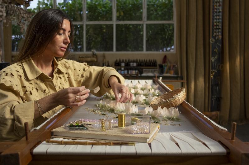 Une œuvre d'art unique représentant un arbre de vie sculptural, réalisée avec des matériaux recyclés.