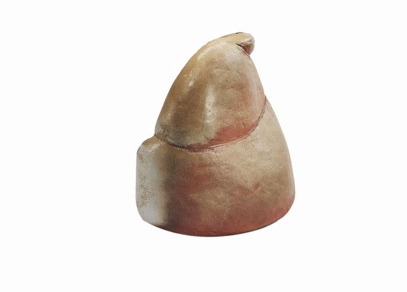 Mains d'un sculpteur argile artiste modelant une forme organique avec précision et passion