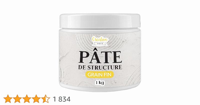 Une sculpture en argile en cours de réalisation, montrant l'application de détails et de textures.